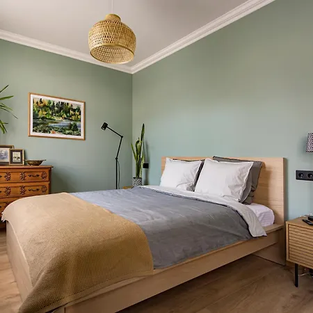 Vintage , Free Parking , Self Check-in Apartment *