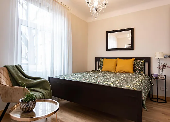 Vintage , Free Parking , Self Check-in Apartment *